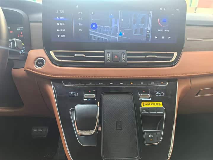 Фото 16 - Hongqi HQ9