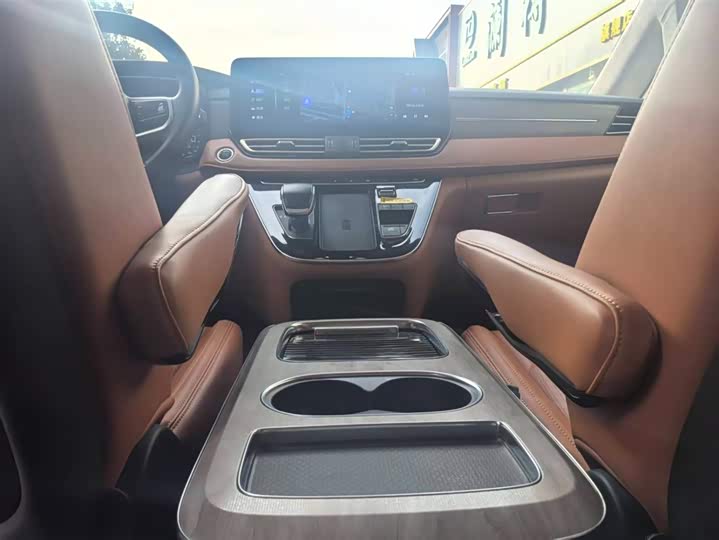 Фото 18 - Hongqi HQ9