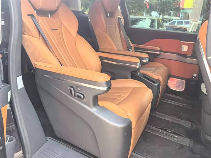 Фото 25 - Hongqi HQ9