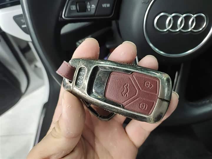 Фото 9 - Audi A4L