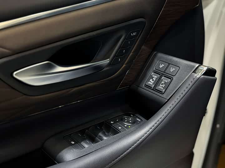 Фото 11 - Toyota Alphard