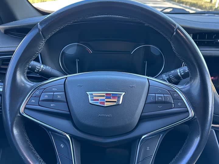 Фото 8 - Cadillac XT5