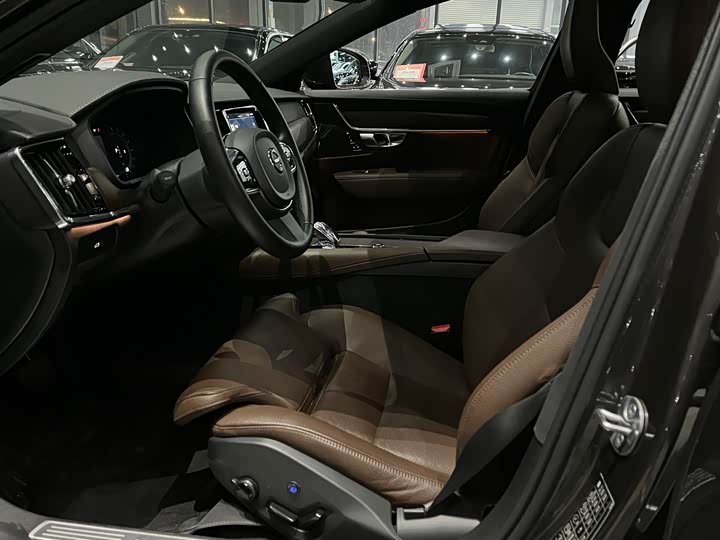 Фото 10 - Volvo S90