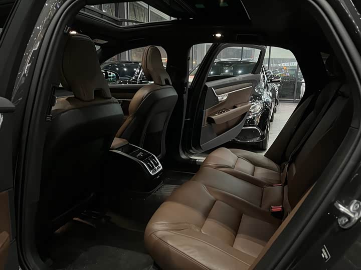 Фото 14 - Volvo S90