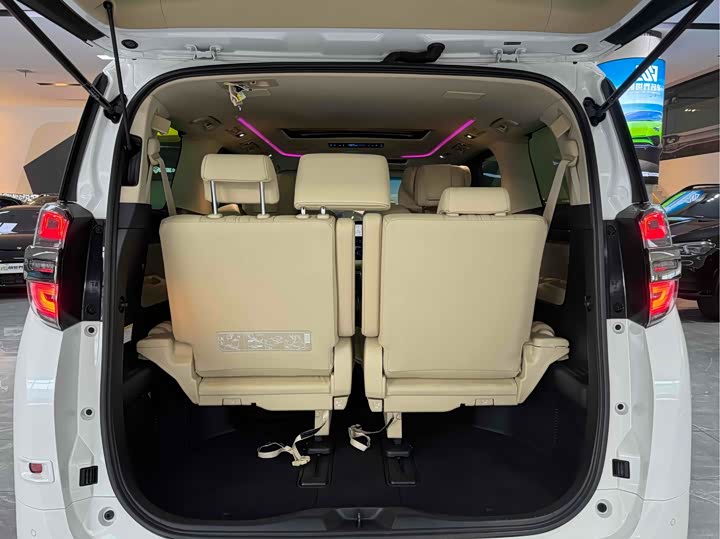 Фото 14 - Toyota Vellfire