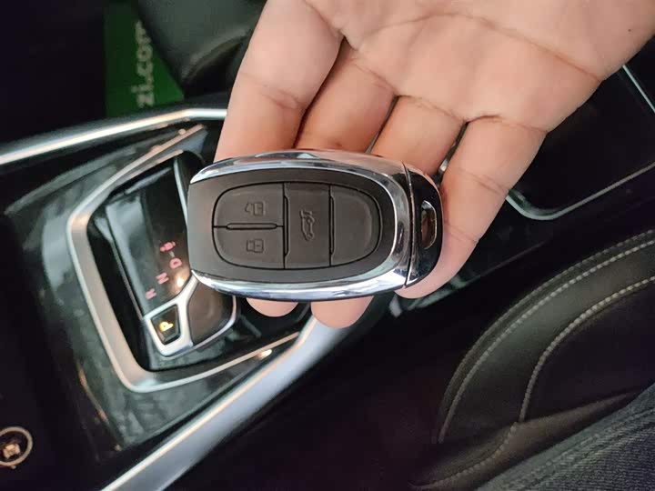 Фото 9 - Maxus Euniq 5