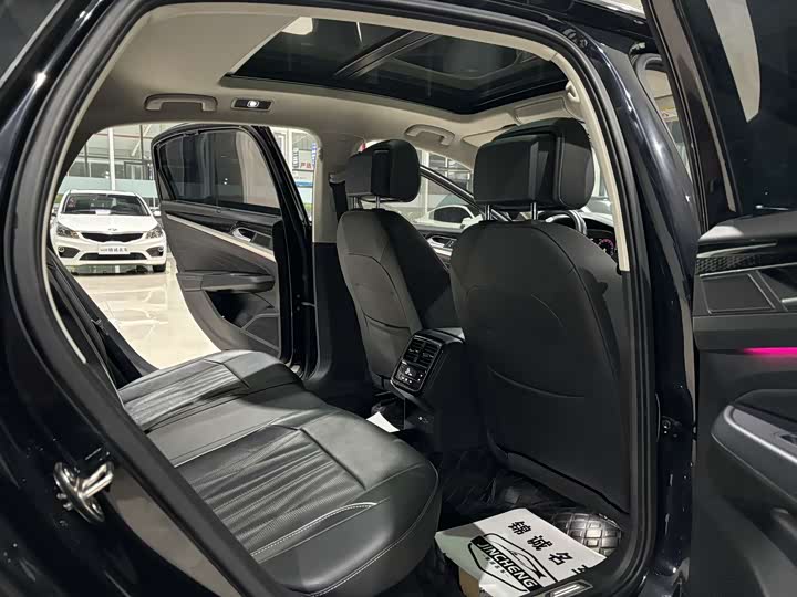 Фото 10 - Volkswagen Passat