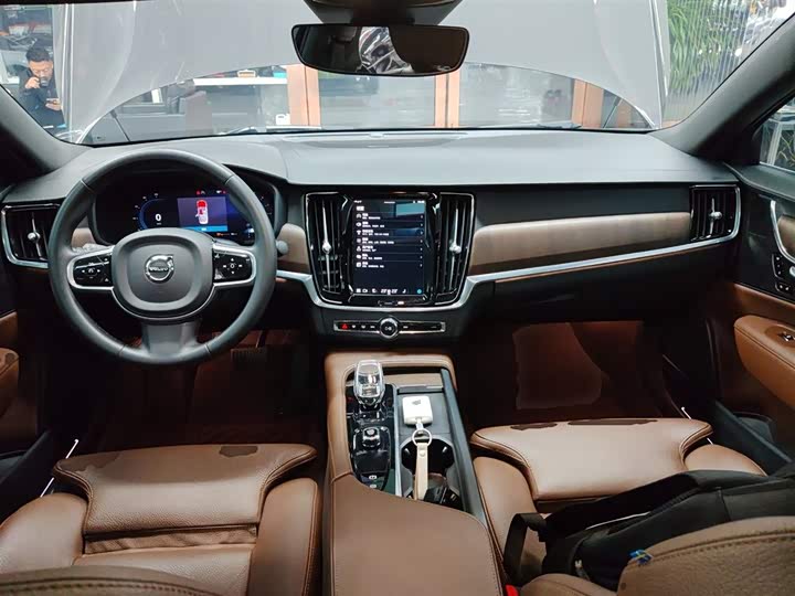 Фото 10 - Volvo S90