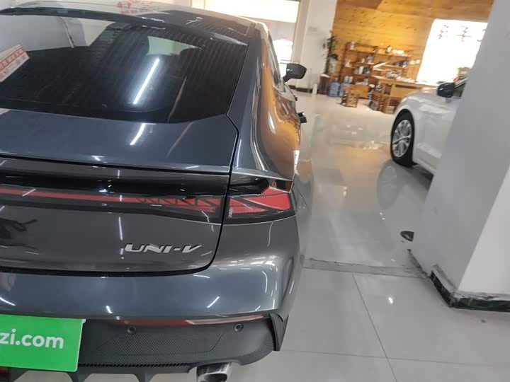 Фото 8 - Changan UNI-V