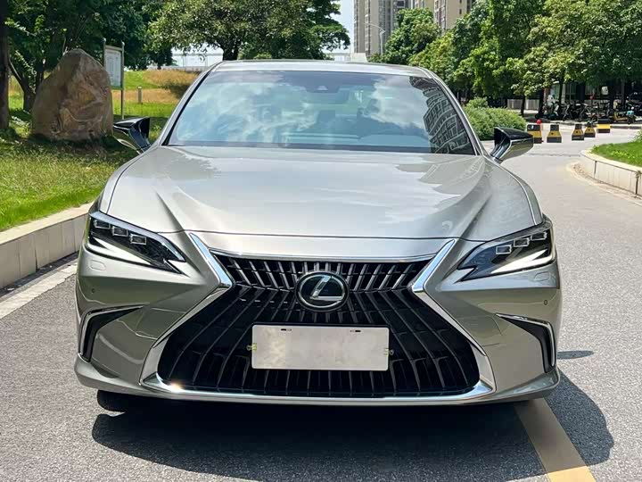 Фото 2 - Lexus ES
