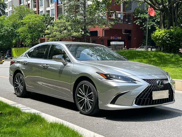 Фото 3 - Lexus ES