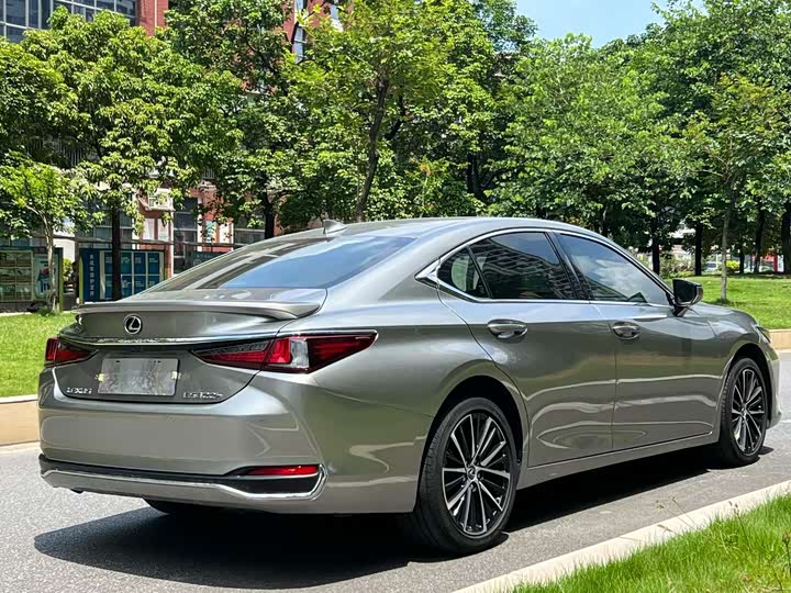 Фото 7 - Lexus ES