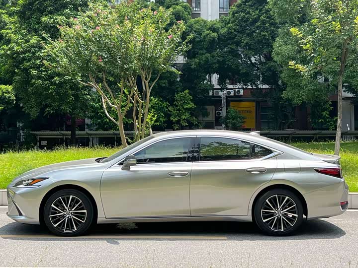 Фото 8 - Lexus ES