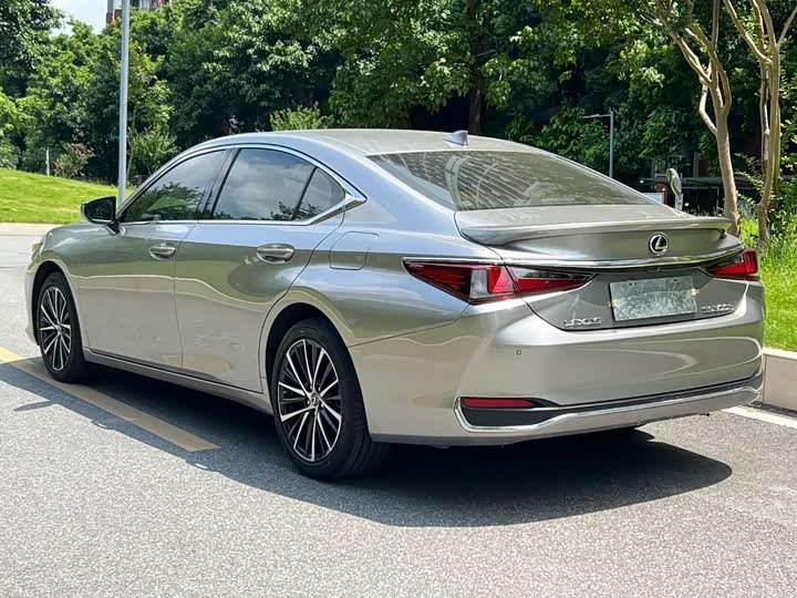 Фото 9 - Lexus ES