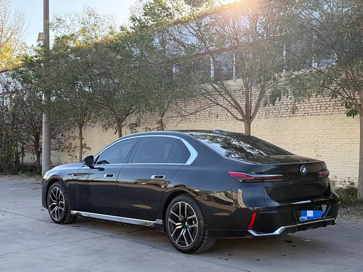 Фото 2 - BMW 7 Series