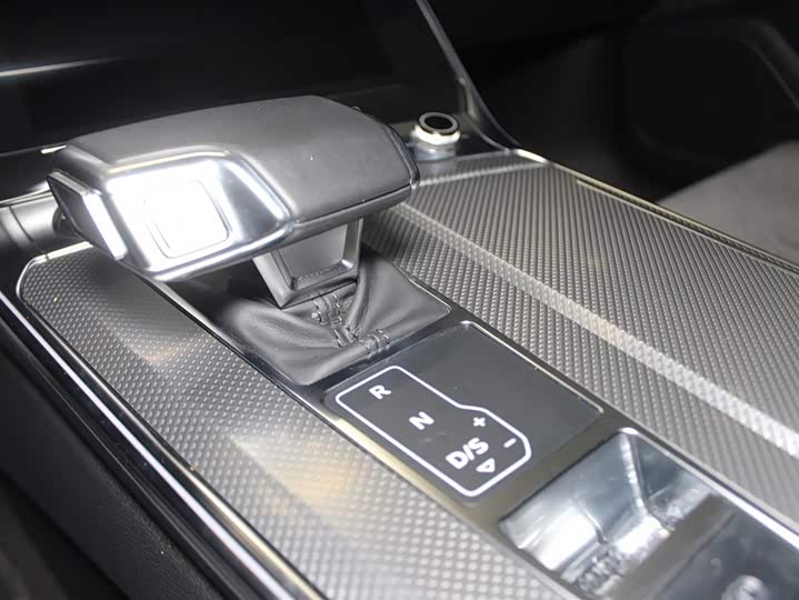 Фото 13 - Audi A6L