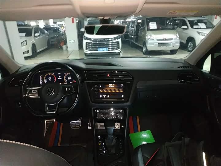 Фото 10 - Volkswagen Tiguan L Pro