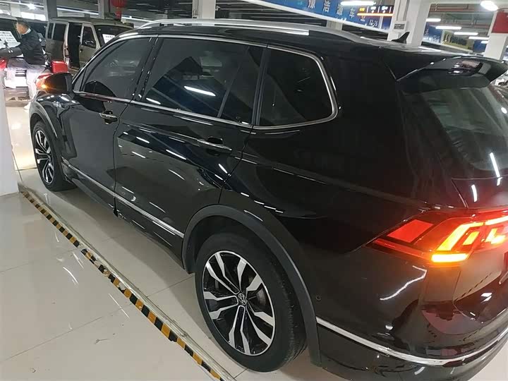 Фото 5 - Volkswagen Tiguan L Pro