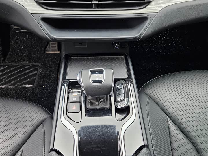 Фото 6 - Hongqi E-QM5