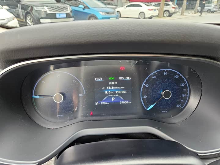 Фото 8 - Hongqi E-QM5