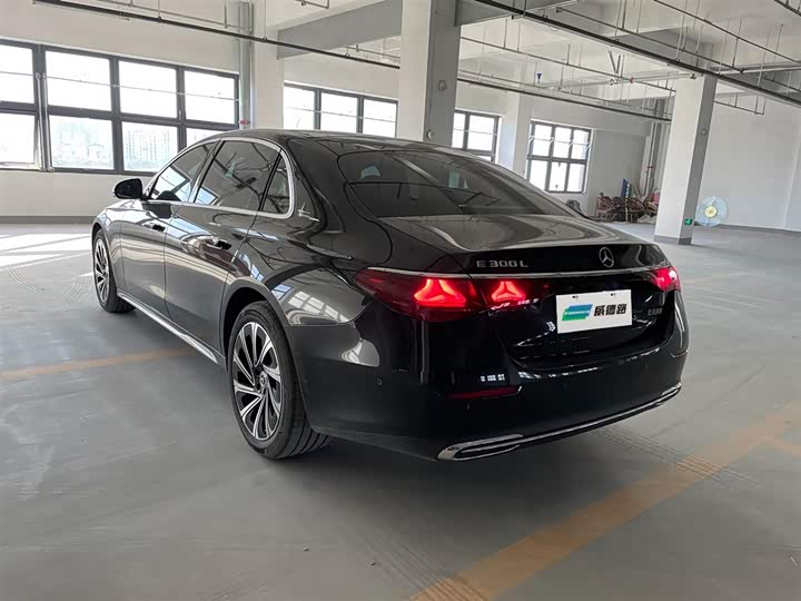 Фото 4 - Mercedes-Benz E-Class