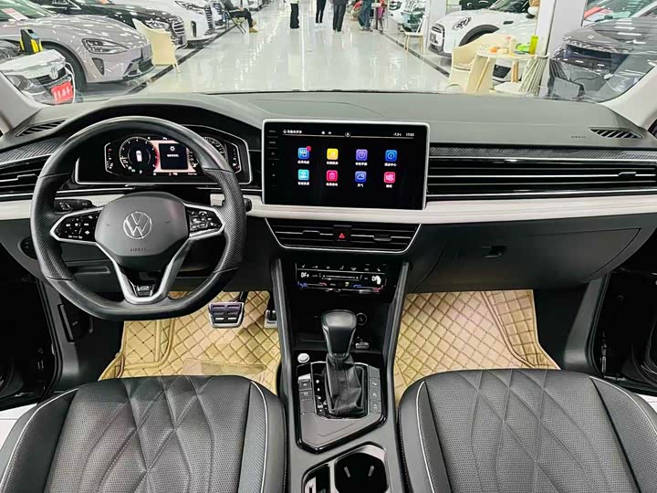 Фото 8 - Volkswagen Tiguan L Pro