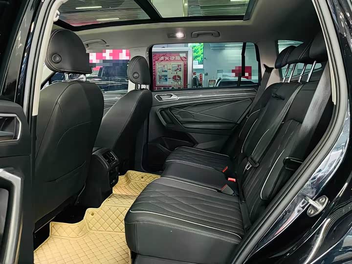 Фото 9 - Volkswagen Tiguan L Pro