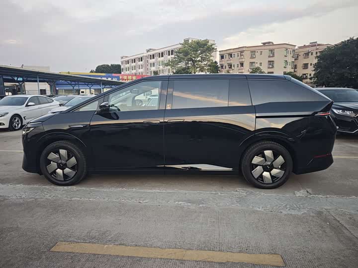 Фото 3 - XPeng X9