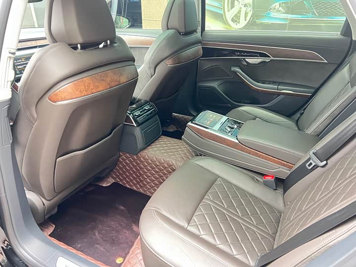 Фото 10 - Audi A8