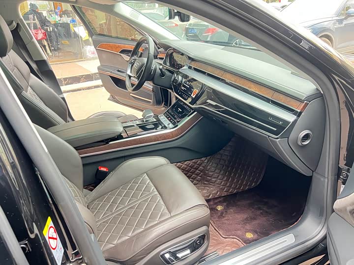 Фото 12 - Audi A8