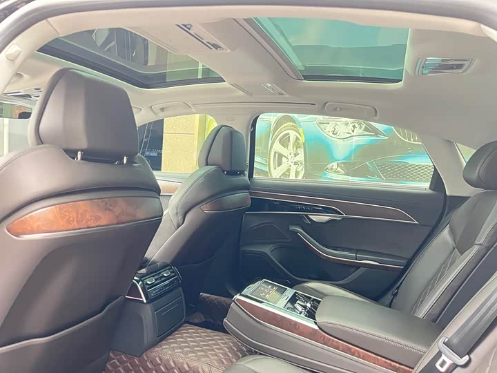 Фото 15 - Audi A8