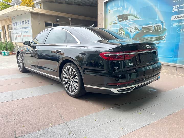 Фото 4 - Audi A8