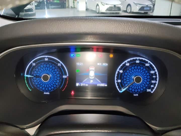 Фото 12 - Hongqi E-QM5