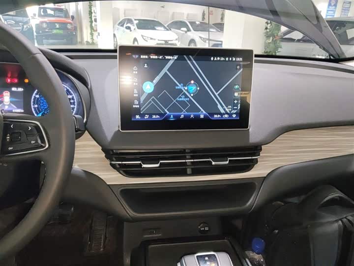 Фото 13 - Hongqi E-QM5