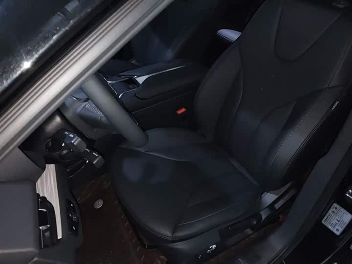 Фото 15 - Hongqi E-QM5