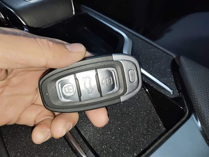 Фото 9 - Hongqi E-QM5