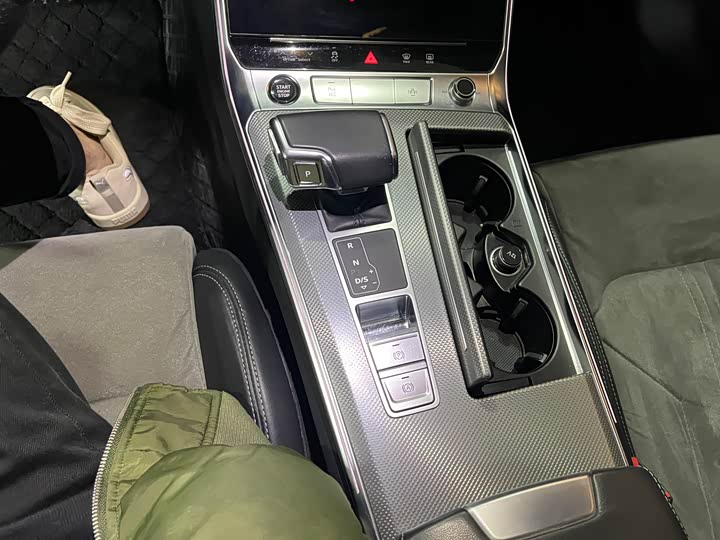 Фото 9 - Audi A6L