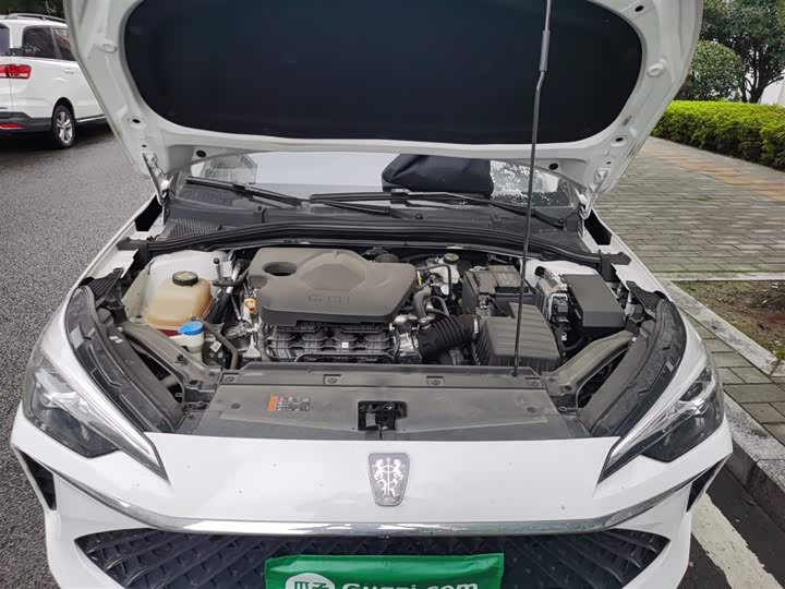 Фото 11 - Roewe i5