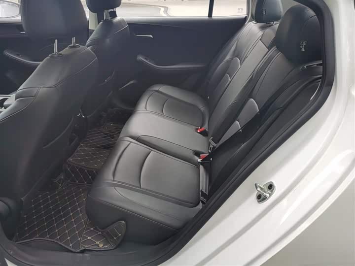 Фото 15 - Roewe i5