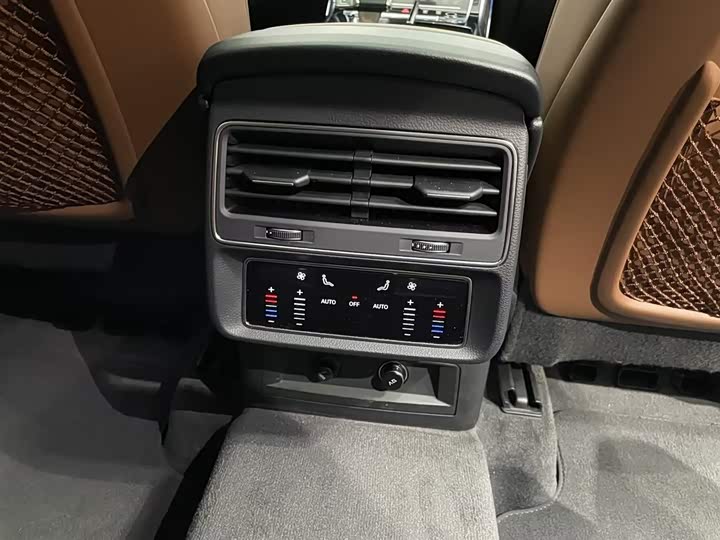 Фото 14 - Audi Q7