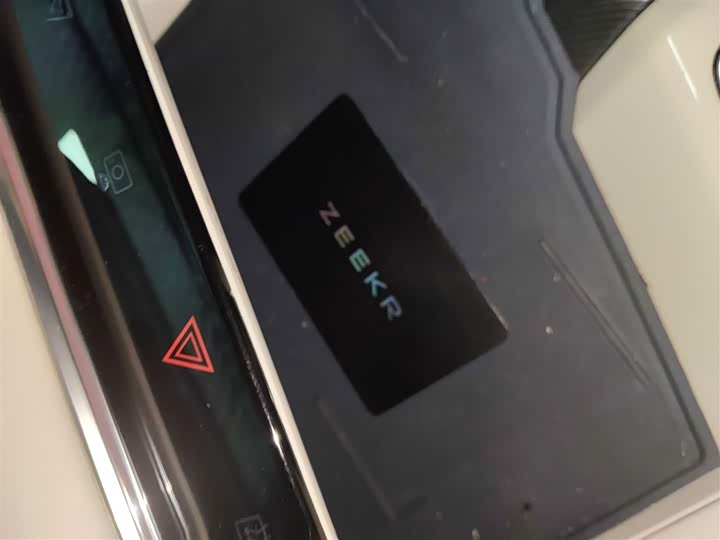 Фото 9 - Zeekr 001