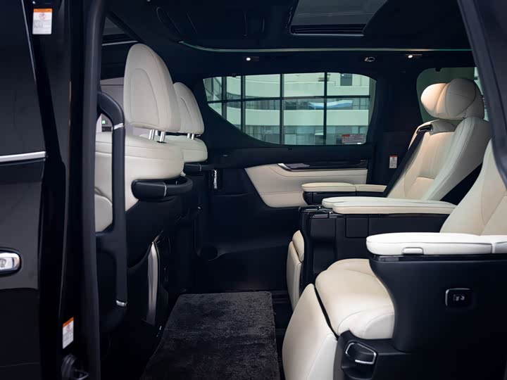 Фото 15 - Lexus LM