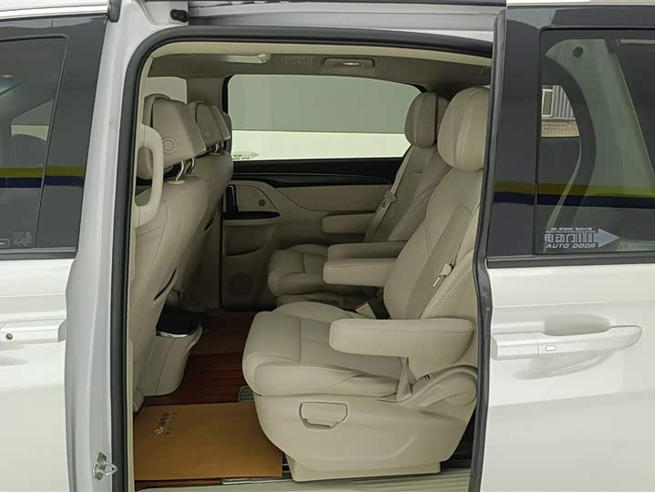 Фото 11 - Buick GL8 ES