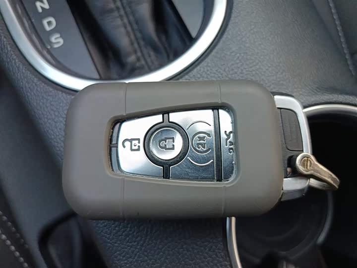 Фото 11 - Ford Mustang