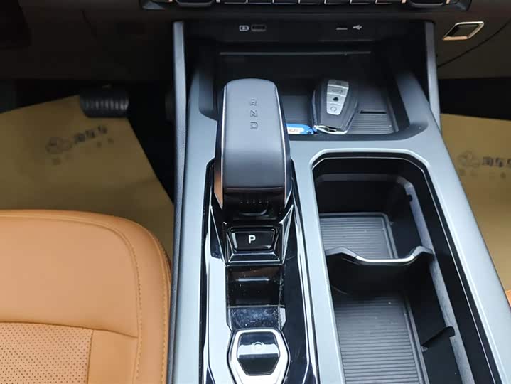 Фото 16 - Geely Okavango L