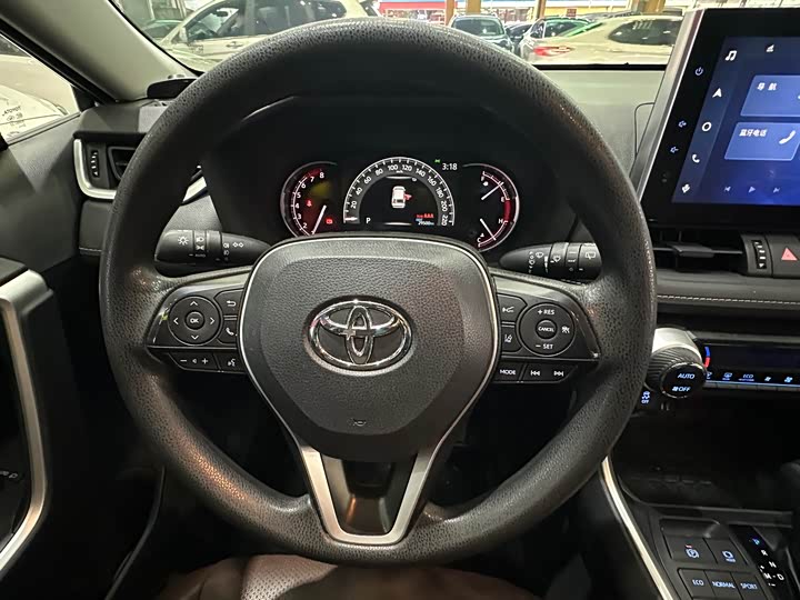 Фото 10 - Toyota RAV4