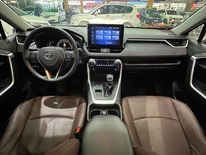 Фото 12 - Toyota RAV4