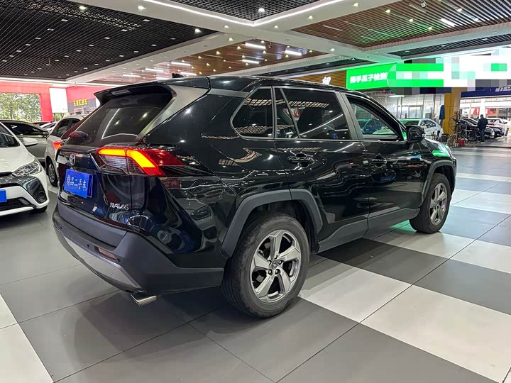 Фото 14 - Toyota RAV4