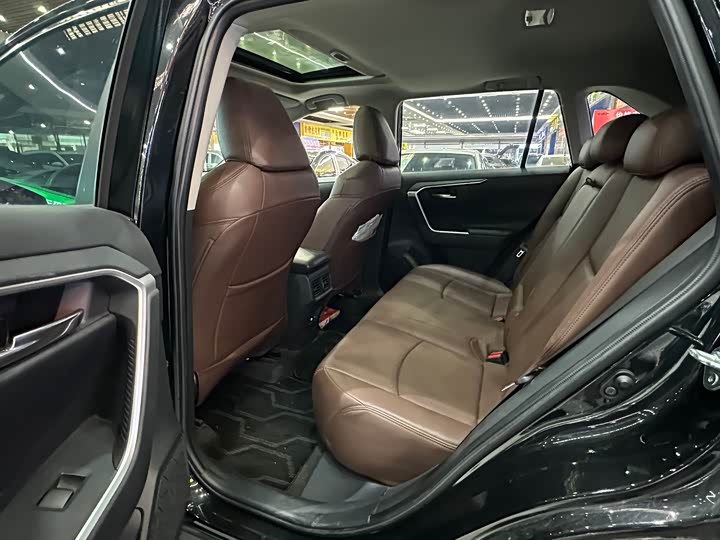 Фото 6 - Toyota RAV4