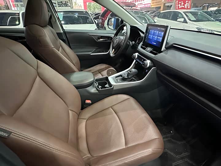 Фото 7 - Toyota RAV4